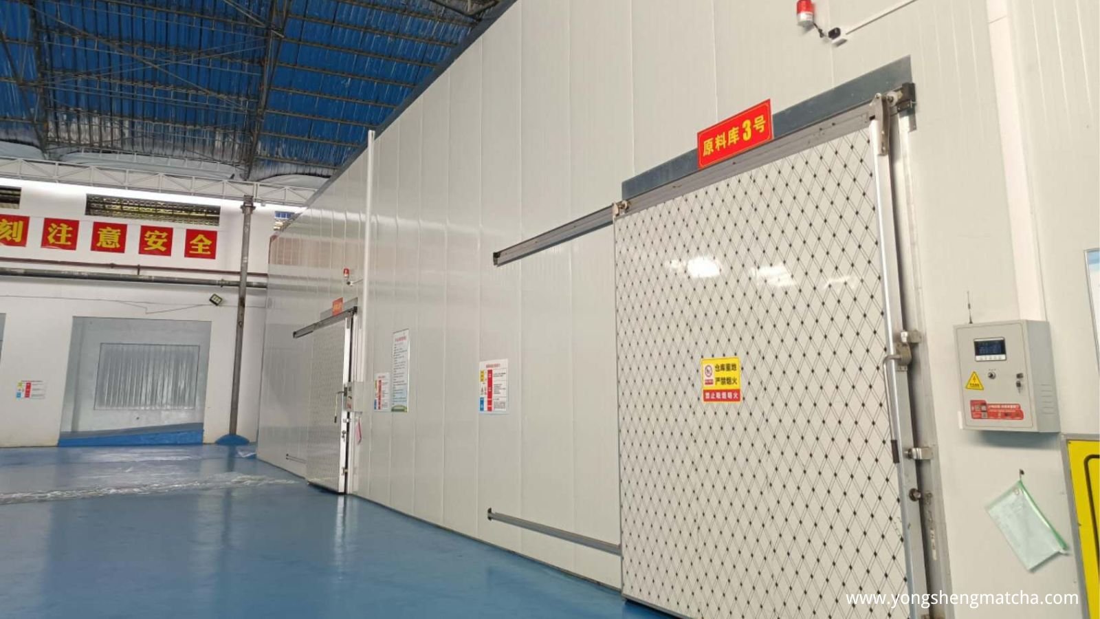 Sealed bulk matcha cases stored at −18 °C in a factory-direct supplier's 20,000 m² cold-storage warehouse